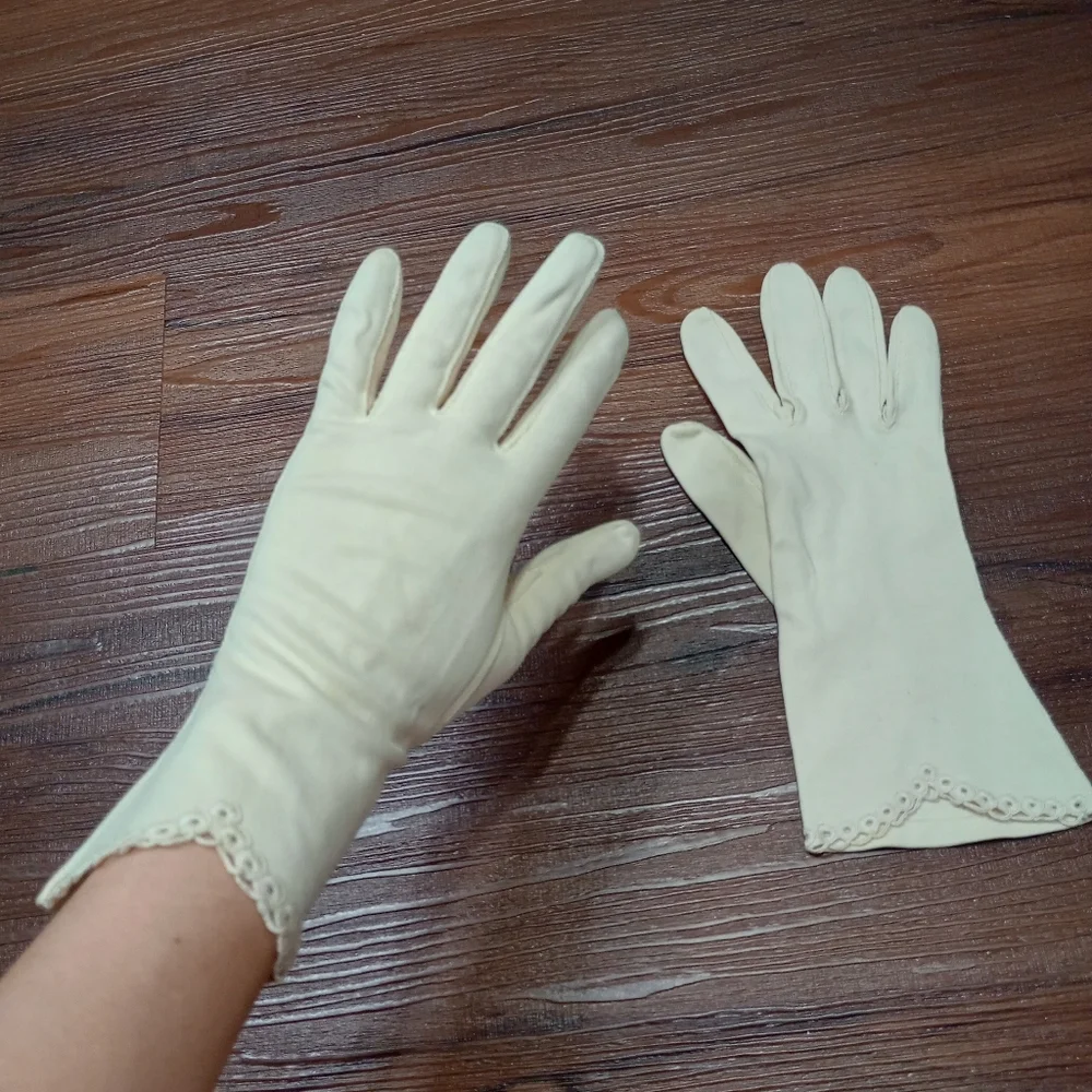 Vintage cottagecore regal embroidered gloves